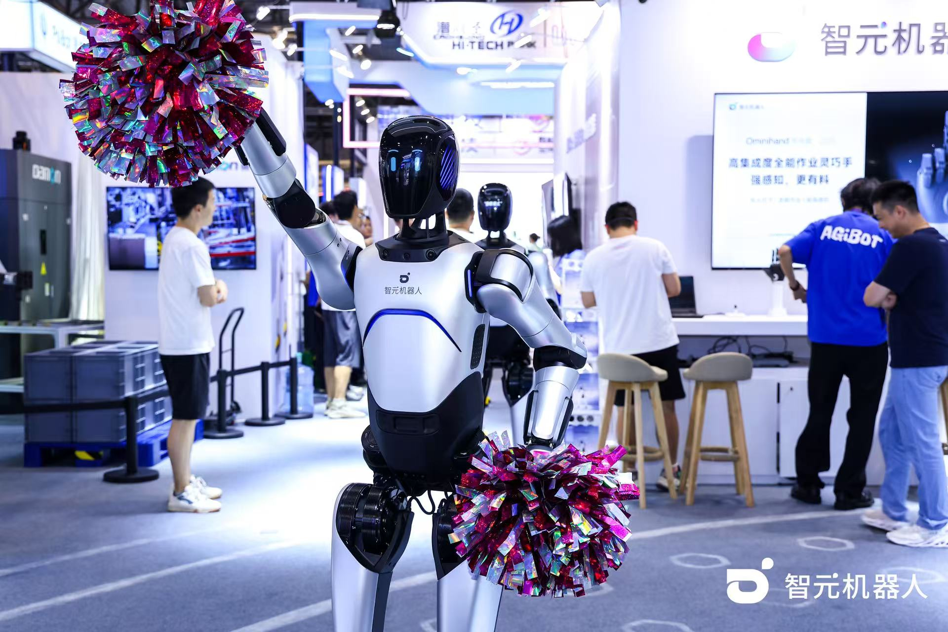 bbin宝盈机器人 WAIC 首日展台火爆，机器人家族集体打工忙不停